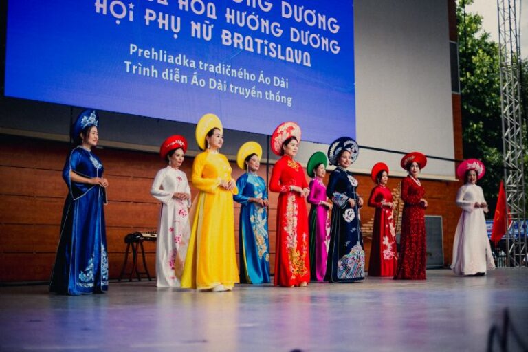 Trình diễn áo dài truyền thống tại Ngày Việt Nam 2026