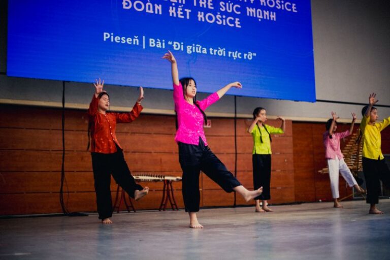 Các bạn trẻ Košice biểu diễn tại Ngày Việt Nam 2026